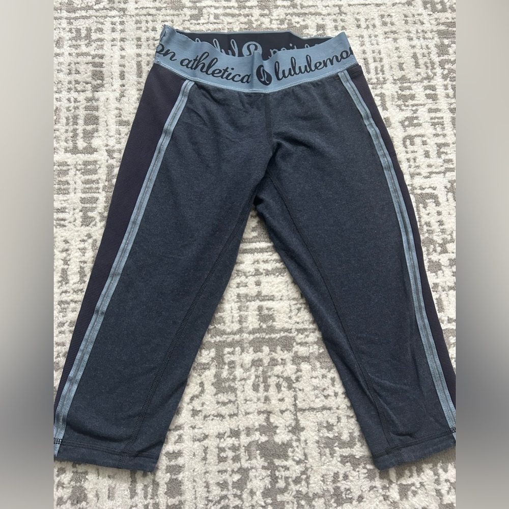 Navy Lululemon cropped leggings with logo on the waist band